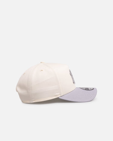 New Era New York Yankees 'Chrome Grey' 9FORTY A-Frame Snapback White/Silver